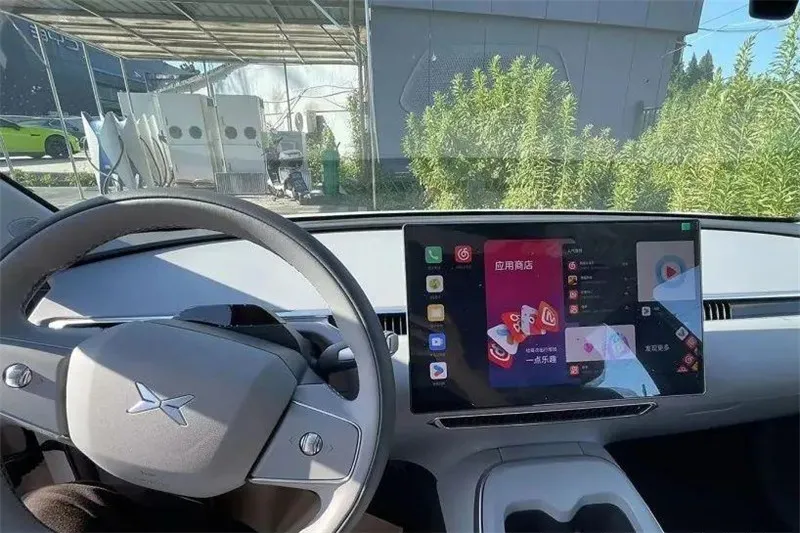 Fotografii spion interior XPENG MONA M03 sunt aici, concentrându-se pe simplitate, similar cu Tesla Model 3