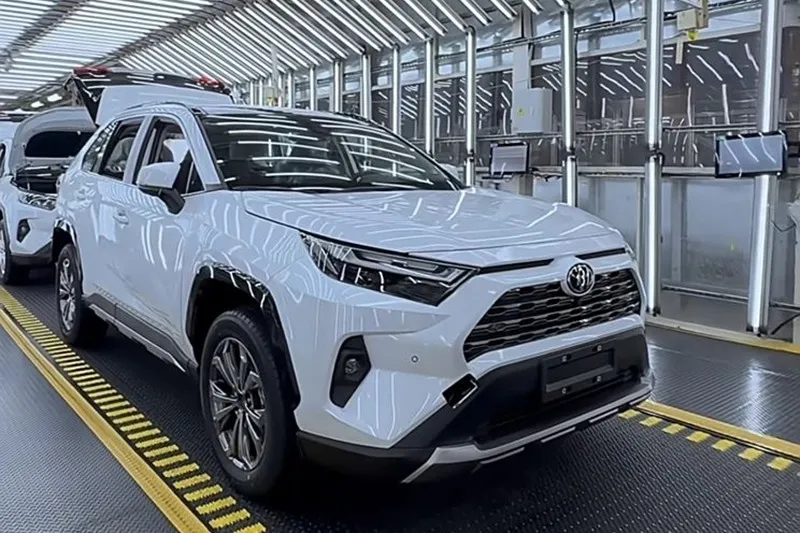 Începând de la 23.915 USD, noul Toyota RAV4 iese la vânzare