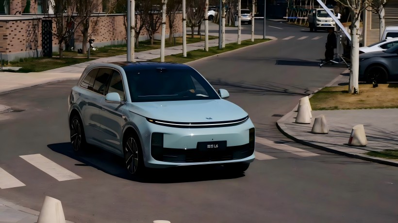 Imaginile oficiale ale noului Ideal L6 își vor face debutul la show -ul auto Shanghai. Acesta va adopta un Lidar nou și va avea un cip modernizat.