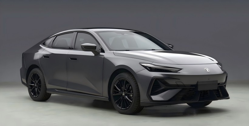 Imaginea de aplicație a noului Chang'an Uni-V: se transformă instantaneu într-un coupe „hot hat”. Aspectul înnegrit este foarte fain.
