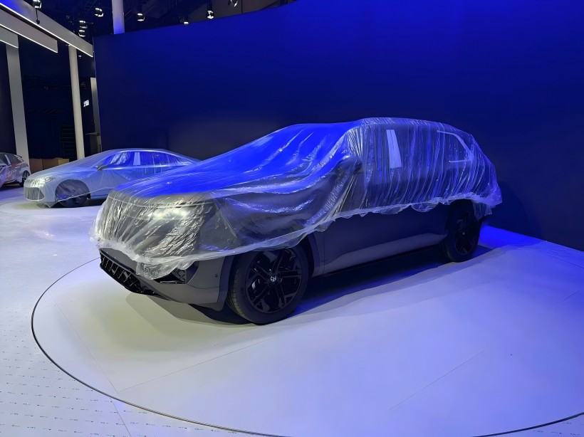 Explorarea locului la show -ul auto Shanghai din 2025: vehiculul suspect de teramont teramont expus, echipat cu kit de sport afumat