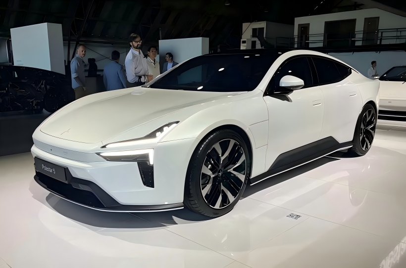 Polestarul 5, cu o putere maximă de 884 cai putere, își va face debutul oficial la Salonul Auto Internațional din Munchen din septembrie.